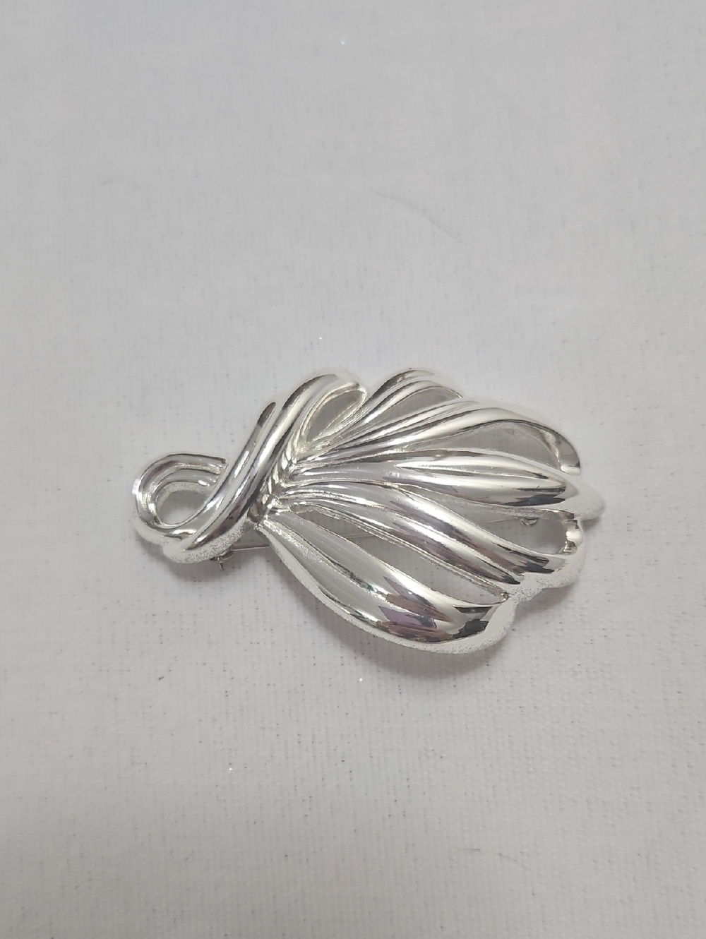 Monet Silver Leaf Drop Pendant - Shiny Silver Tone
